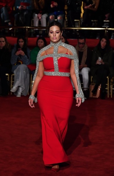 Ashley Graham sải bước tự tin trên sàn catwalk - 4
Trước đó người đẹp cũng trình diễn cho nhãn hiệu Christian Siriano ngày 11/2