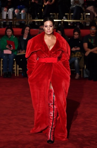 Ashley Graham sải bước tự tin trên sàn catwalk - 5
Người đẹp diện 2 thiết kế kiểu dáng cổ điển và thanh lịch