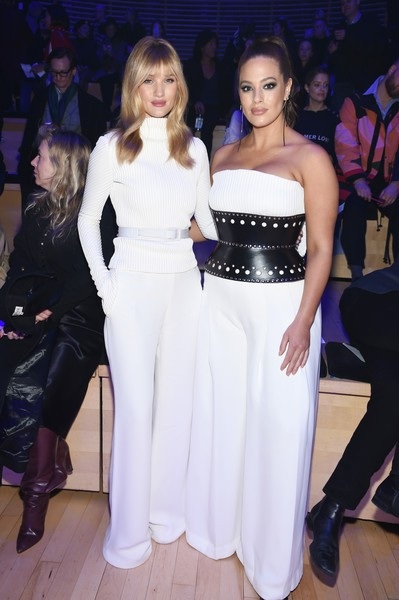 Ashley Graham sải bước tự tin trên sàn catwalk - 6
Ashley Graham ngồi hàng ghế VIP khi đi xem show của Brandon Maxwell cùng siêu mẫu Rosie Huntington-Whiteley