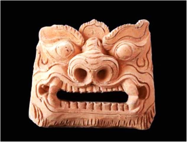 Viên ngói úp đầu bờ dải trang trí mặt sư tử độc đáo.