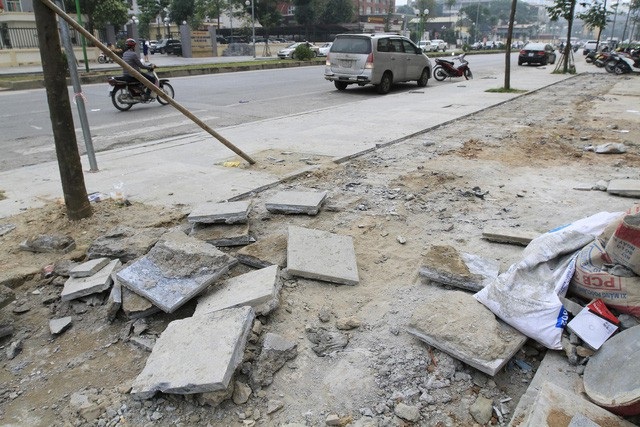 Hà Nội công bố kết luận thanh tra “đá vỉa hè bền 70 năm” - 1 Phong trào lát đá vỉa hè diễn ra vào dịp cuối năm 2017 ở các quận nội thành của TP Hà Nội