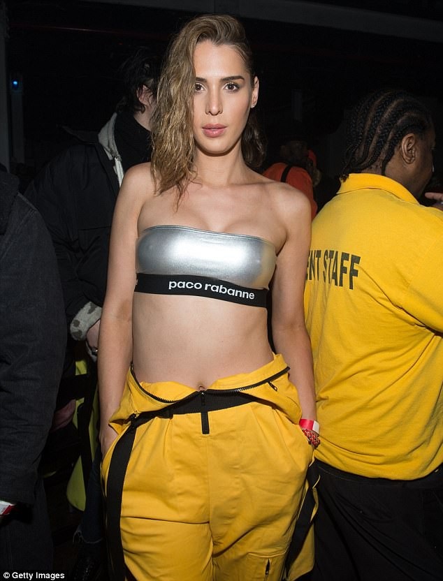 Iskra Lawrence khoe thân hình bốc lửa - 5
Cùng dự sự kiện còn có người đẹp Carmen Carrera