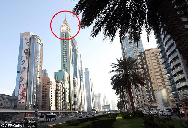 Dubai khai trương khách sạn chọc trời cao nhất thế giới - 1
Ngày 11/2, Dubai chính thức vượt kỉ lục của khách sạn cao nhất thế giới JW Mariott Marquis bằng việc khánh thành khách sạn 75 tầng chọc trời có tên Gevora với chiều cao 356 m. Gevora cao hơn JW Mariott đúng 1 m. (Ảnh: Getty)