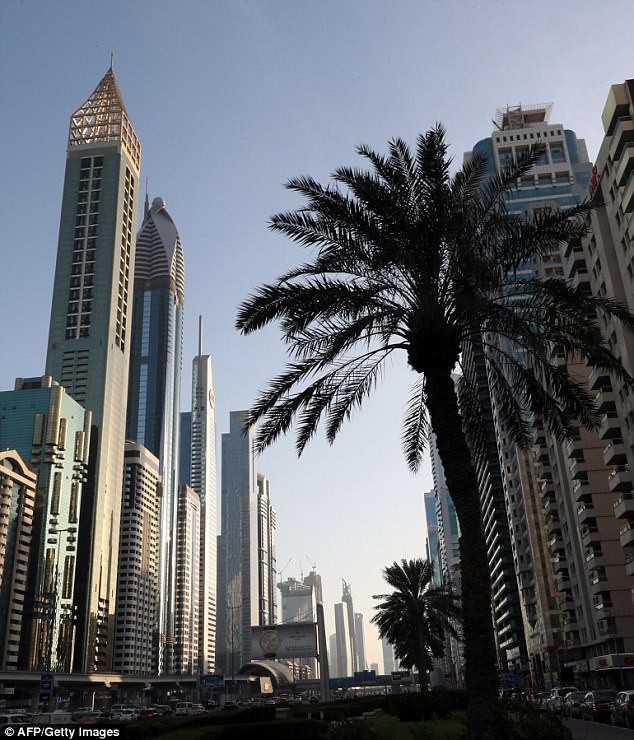 Dubai khai trương khách sạn chọc trời cao nhất thế giới - 3
Gevora có 528 phòng, tọa lạc cạnh khách sạn Rose Rayhaan cao 333 m, vốn cũng từng nắm giữ kỉ lục cao nhất thế giới trước đây. (Ảnh: Getty)