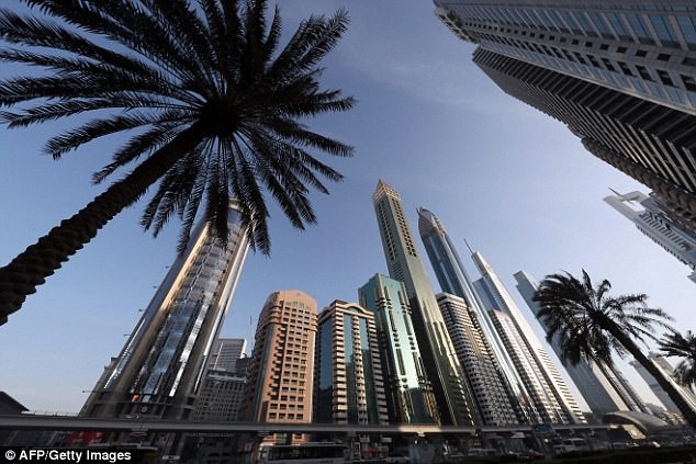 Dubai khai trương khách sạn chọc trời cao nhất thế giới - 4
Khách sạn sẽ có 4 nhà hàng, một bể bơi ngoài trời, một trung tâm làm đẹp cao cấp, câu lạc bộ sức khỏe và khu vực nghỉ dưỡng sang chảnh. Còn khách sạn JW Marriot khai trương năm 2013, gồm 9 nhà hàng, 5 quầy bar, 2 phòng khiêu vũ, khu vực làm đẹp và câu lạc bộ sức khỏe. JW Marriot gồm 2 tòa tháp, mỗi tòa gồm hơn 800 phòng. (Ảnh: Getty)