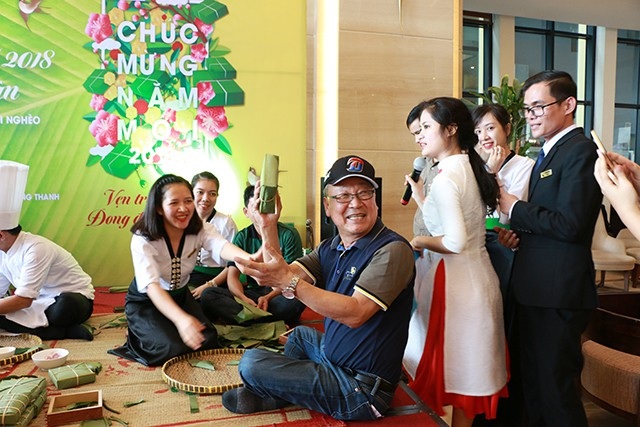 Tập đoàn Mường Thanh gói hơn 2.000 bánh chưng tặng Tết người nghèo - 4 Khách hàng Hàn Quốc vui mừng khi gói bánh chưng tại khách sạn Mường Thanh Luxury Đà Nẵng.