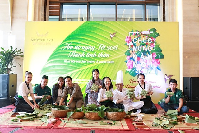 Tập đoàn Mường Thanh gói hơn 2.000 bánh chưng tặng Tết người nghèo - 5 CBNV tham gia gói bánh chưng tại khách sạn Mường Thanh Luxury Đà Nẵng.