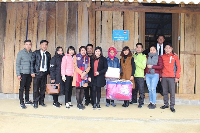 Tập đoàn Mường Thanh gói hơn 2.000 bánh chưng tặng Tết người nghèo - 6 Mường Thanh Lai Châu tặng chăn ấm và trao nhà Đại đoàn kết cho gia đình chính sách tại tỉnh.