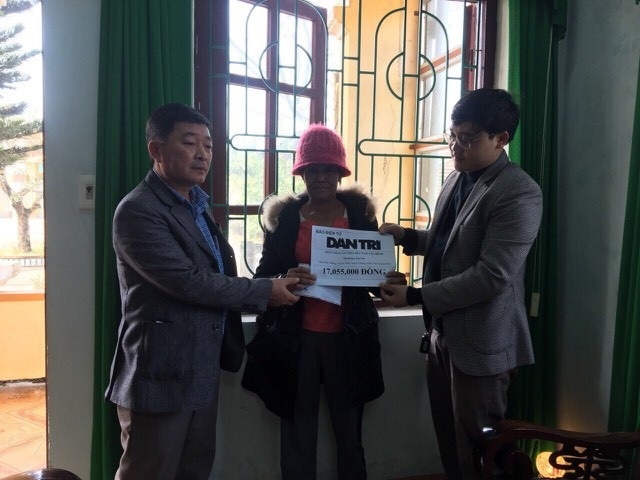 Quảng Bình: Niềm vui ngày giáp Tết của cô bé 2 tuổi cha bỏ rơi, mẹ mất tích - 1 Phóng viên Dân trí cùng đại diện chính quyền địa phương tiếp tục trao hơn 17 triệu đồng đến gia đình cô bé Thanh Bình