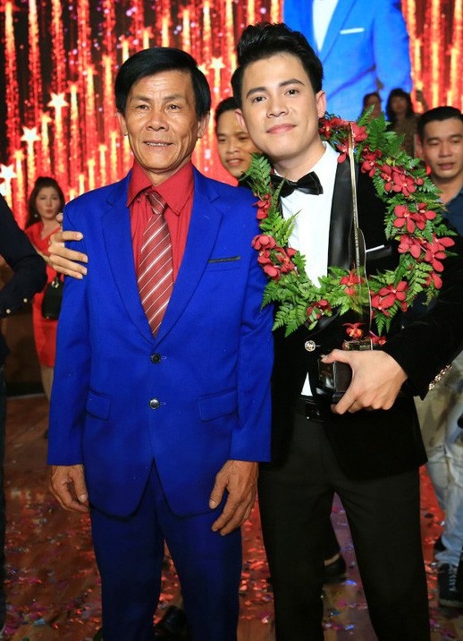 Chàng trai bán kẹo kéo Mạnh Nguyên đăng quang Quán quân Solo cùng Bolero - 9 Mạnh Nguyên hạnh phúc chụp ảnh cùng bố