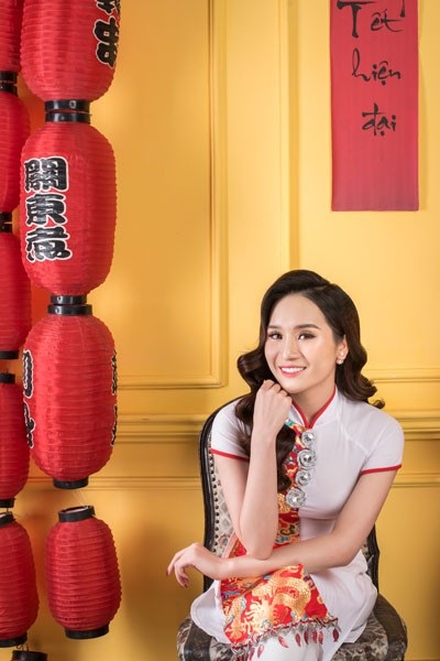 “Hoa hậu” Sao Mai mong Tết để được mẹ… mừng tuổi - 8 Không chọn những bộ váy sang trọng gắn liền với dòng nhạc thính phòng quý phái, Á quân Sao Mai 2017 chọn trang phục áo dài dân tộc cách tân trong những ngày đầu xuân. Với chiều cao 1m68 và khuôn mặt khả ái, khi tạo dáng trong bộ ảnh đón Tết với bộ áo dài cách tân, nữ ca sĩ trông vô cùng cuốn hút.