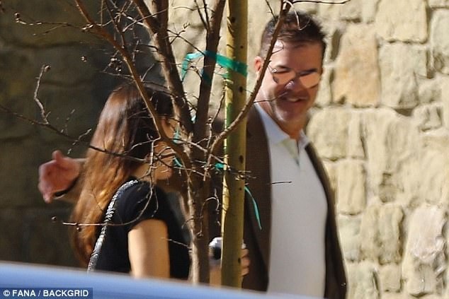 
Jennifer Garner tình tứ bên bạn trai mới trên đường phố &nbsp;Los Angeles ngày 14/2 vừa qua
