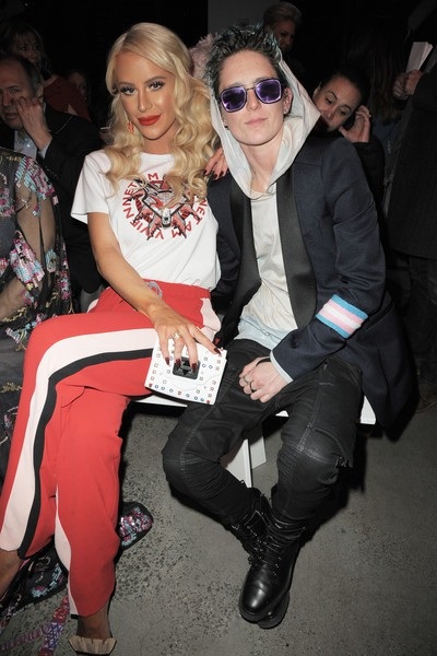 Người mẫu chuyển giới khoe vòng một nảy nở - 5
Gigi Gorgeous thường xuyên chia sẻ bí quyết làm đẹp, trang điểm, ăn mặc trên trang cá nhân và có rất nhiều người hâm mộ