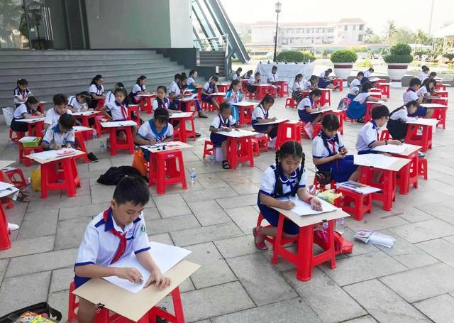 Học sinh Bạc Liêu hào hứng vẽ tranh đón xuân mới - 1