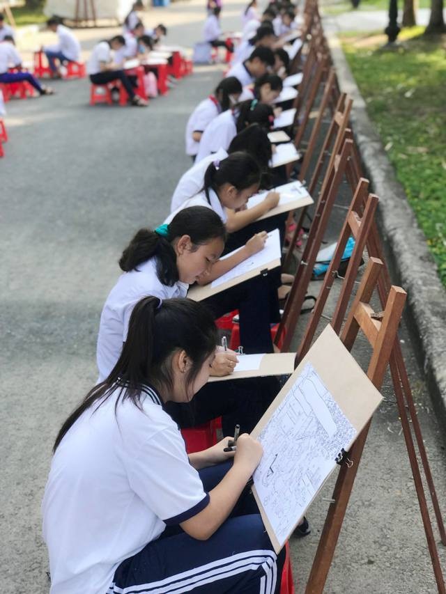 Các em học sinh cùng nhau thi vẽ tranh đón xuân mới. (Ảnh: PTC)