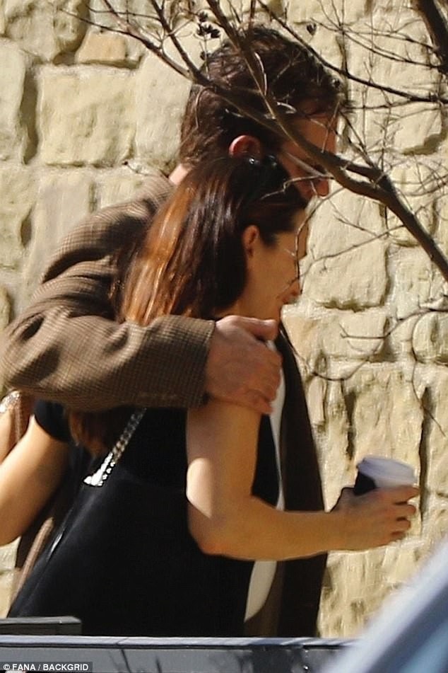 
Người đàn ông lạ mặt khoác vai ngôi sao phim Bí danh rất ngọt ngào
