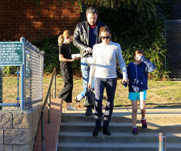 
Jennifer Garner và chồng cũ vẫn giữ quan hệ bạn bè và thường xuyên cùng nhau đưa con đi chơi
