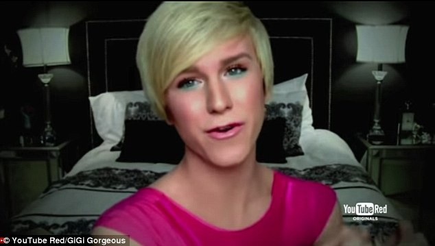 Người mẫu chuyển giới khoe vòng một nảy nở - 10
Sau đó anh chàng nổi tiếng trên Youtube nhờ những clip tư vấn trang điểm.