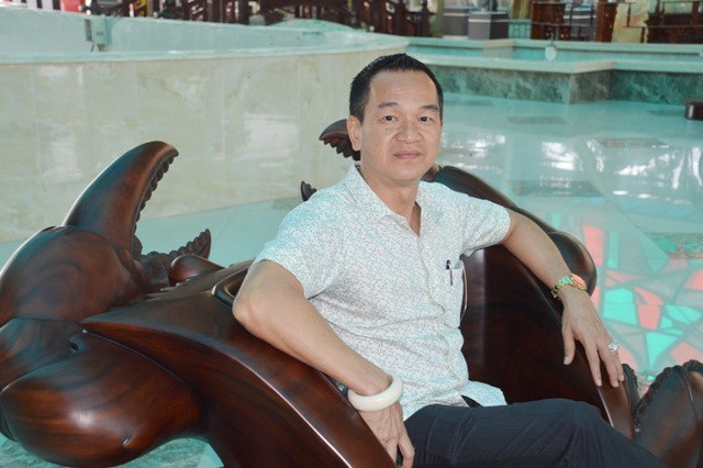 Anh Thái Tuấn, chủ bộ salon cua.