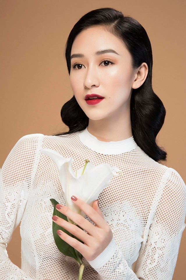 Người đẹp viết: “Bánh “Chị cả” nhà em làm. Nghe ba kể “Chị cả” vừa học ra trường là lấy chồng liền nên lúc lấy chồng Chị ấy chưa biết nấu ăn gì cả. Vì ông chồng và 3 cô công chúa mà giờ di dỉ dì di cái gì chị cũng làm, kể cả bánh chưng ngày tết. Dù mua về rất nhanh nhưng vì không giờ ngon như chị ấy làm nên chị ngồi lọ mọ cả buổi chiều làm được nhiêu đây”.