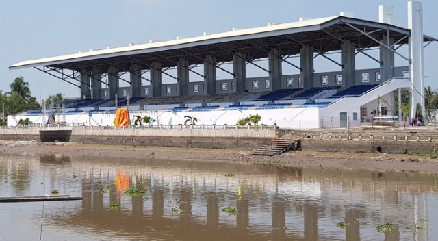 Sóc Trăng bắn pháo hoa đón giao thừa ở giữa sông Maspero - 1 Khu vực khán đài đua ghe Ngo, nơi dự kiến sẽ tổ chức bắn pháo hoa giữa sông trên địa bàn TP Sóc Trăng trong đêm giao thừa.
