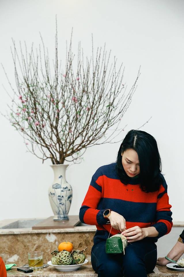 Nữ ca sĩ Tóc nâu môi trầm chia sẻ hài hước: “Nghe đồn khoa học chứng minh là người đẹp thì gói bánh cũng đẹp....còn ăn thế nào thì chưa biết!”