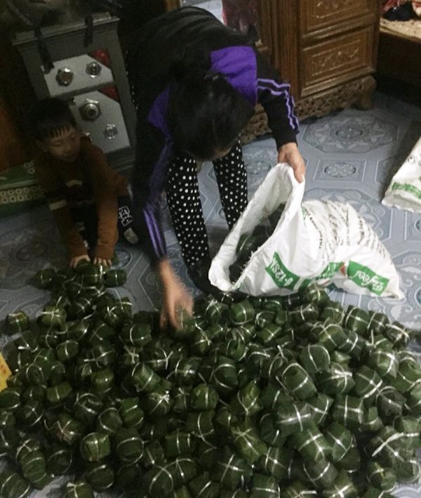 Cận Tết, làng nem Yên Mạc làm hết ngày 30 vẫn không đủ hàng bán.