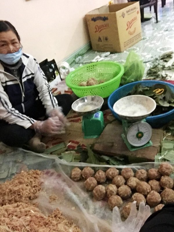 Trước khi gói, thịt và da lợn được trộn với gia vị để kích thích độ lên men của nem.