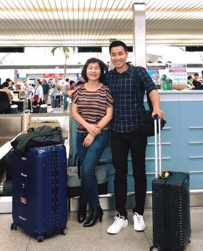 MC Nguyên Khang lại dành ngày cuối năm đưa mẹ đi du lịch. Anh viết: “Năm nào cũng vậy, em cố gắng không nhận show Tết để đưa “chị gái” đi du lịch. Năm nay đưa chị đi New Zealand, quá cảnh ở Sing. Qua Tết em sẽ về và đảm nhiệm vai trò mới sẽ bật mí sau”.