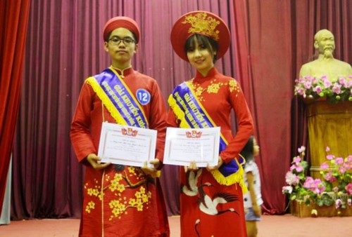Kinh nghiệm học từ nữ sinh đạt giải nhất quốc gia - 1 Nguyễn Thị Thanh Tâm (bên phải) đạt giải Khuyến khích trong cuộc thi học sinh Chuyên Hùng Vương tài năng, thanh lịch năm học 2016-2017.