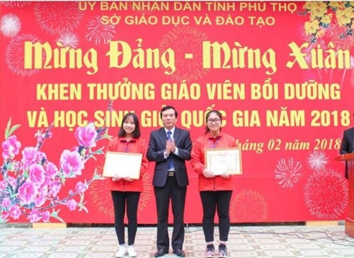 
Lương Mỹ Hoa (ngoài cùng bên phải) nhận bằng khen từ Giám đốc Sở GD&ĐT Phú Thọ.
