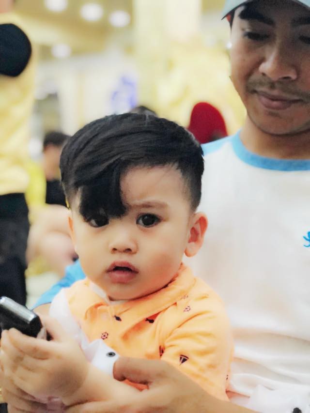 Nam diễn viên Thanh Bình đưa con trai đi cắt tóc ngày cuối năm vì trong khoảng thời gian qua bận làm nhà mới nên ít dành thời gian cho con. Anh chia sẻ: “Nay mới đưa cu cậu đi cắt tóc. Vẫn theo ba dữ lắm chứ giỡn à”.