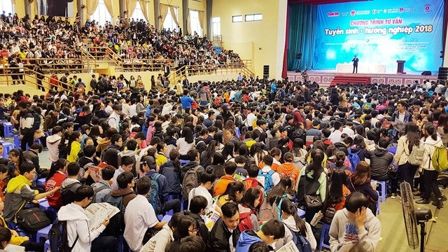 Môn Tự nhiên lên ngôi, môn Xã hội “thất thế” - 1 Các em học sinh lớp 12 tham dự một chương trình tư vấn tuyển sinh - hướng nghiệp 2018 tại Huế (ảnh minh họa)