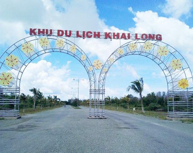 Về Đất Mũi Cà Mau, nhớ ghé hoa viên 12 con giáp ở Khai Long - 2 Cổng chào Khu du lịch Khai Long.