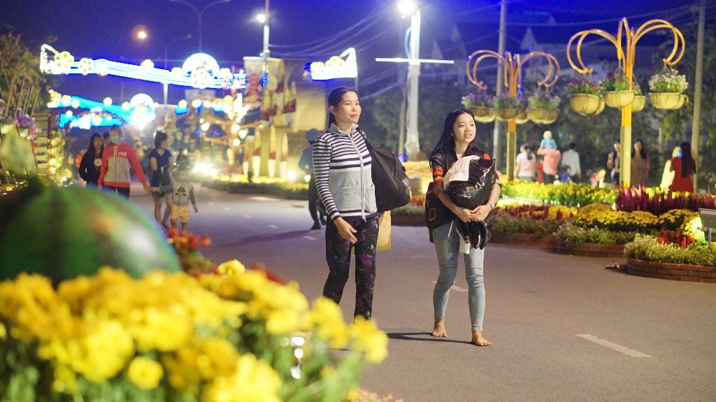 Đường hoa cho công nhân ở Nhà Bè vui Xuân - 10 Hối hả dạo đường hoa trước khi lên xe về quê