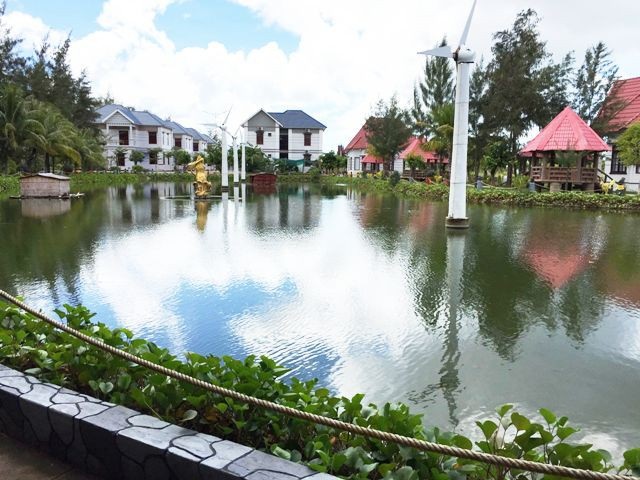 Về Đất Mũi Cà Mau, nhớ ghé hoa viên 12 con giáp ở Khai Long - 5 Hồ nước trong khu Khai Long nổi bật với những cột xoay gió.