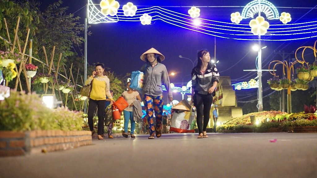 Đường hoa cho công nhân ở Nhà Bè vui Xuân - 11 Với những công nhân ở đây, được trải nghiệm đường hoa như thế đã rất hạnh phúc rồi…