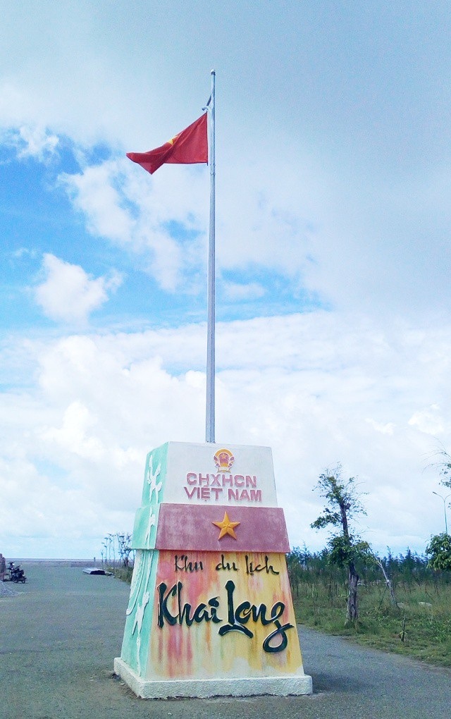 Về Đất Mũi Cà Mau, nhớ ghé hoa viên 12 con giáp ở Khai Long - 4 Cờ Tổ quốc tung bay trên đất Khai Long.