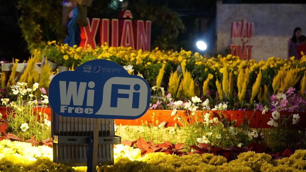Đường hoa cho công nhân ở Nhà Bè vui Xuân - 2 Phục vụ wifi cho công nhân miễn phí