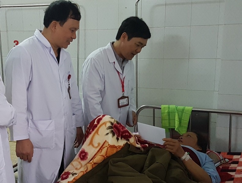 60% ca cấp cứu tai nạn giao thông có uống rượu - 3 Thăm hỏi bệnh nhân điều trị tại bệnh viện chiều 30 Tết