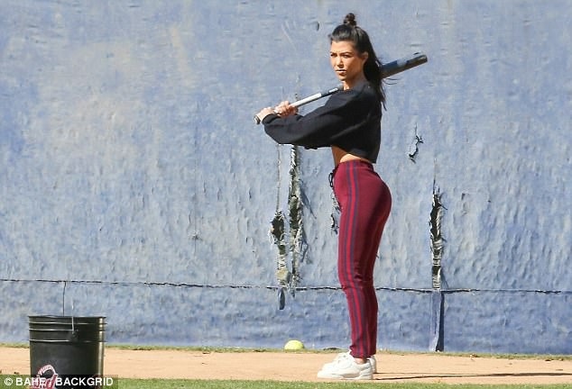 
Kourtney Kardashian - chị cả của gia đình khoe dáng thanh mảnh
