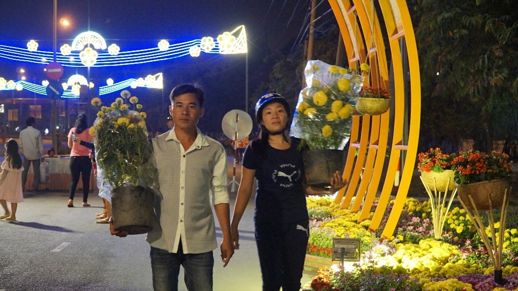 Đường hoa cho công nhân ở Nhà Bè vui Xuân - 7 Những chậu hoa mua vào tối 30 sẽ giá sẽ “mềm” hơn rất nhiều