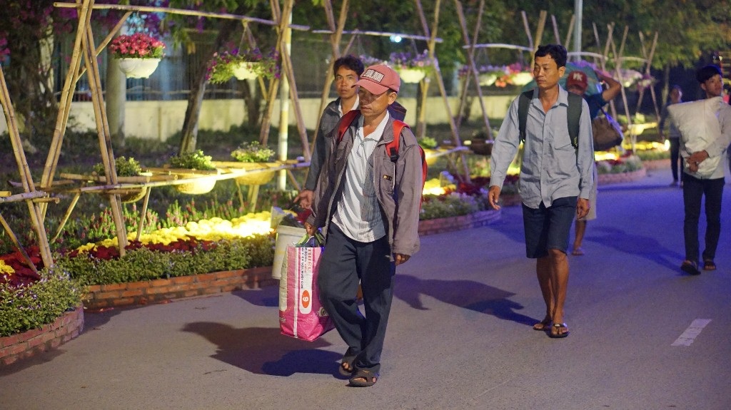 Đường hoa cho công nhân ở Nhà Bè vui Xuân - 9 Vẫn còn đó những người chưa kịp về quê