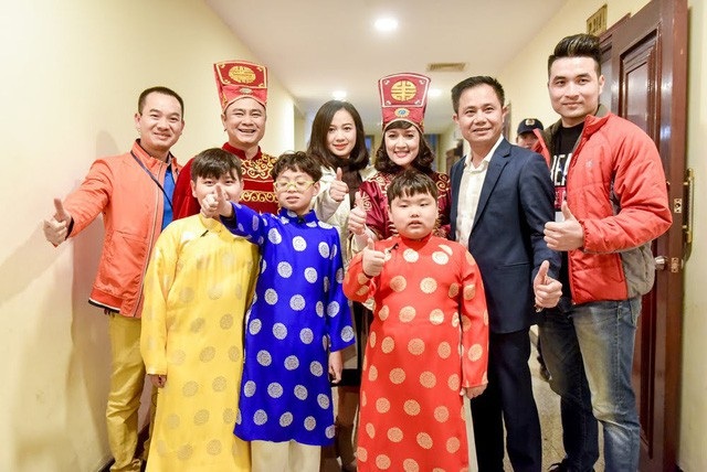 Vân Dung kể kỉ niệm Tết mắc màn… ăn thịt gà trong căn nhà 6m2 đầy muỗi - 4 Vân Dung chia sẻ: Sau 15 năm chúng tôi ở bên cạnh nhau, đồng hành, đoàn kết và yêu thương nhau đến bây giờ thì thực sự, Táo quân đã là một gia đình! (Ảnh: Toàn Vũ).
