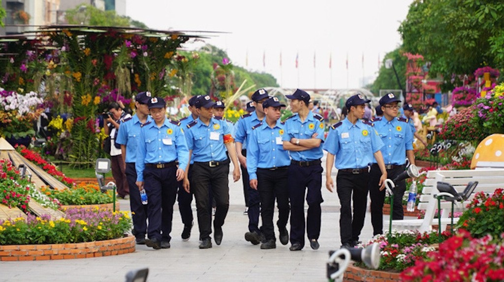 Sinh viên làm bảo vệ, nhân viên phục vụ dịp Tết kiếm thu nhập tiền triệu - 1
Hơn 300 sinh viên nhận làm bảo vệ tại đường hoa Nguyễn Huệ (TPHCM) dịp Tết Mậu Tuất 2018.
