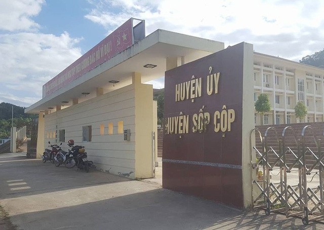 Nữ cán bộ huyện dùng thủ đoạn gì để vay được 55 tỷ đồng rồi... vỡ nợ? - 1 Trụ sở Huyện ủy huyện Sốp Cộp.