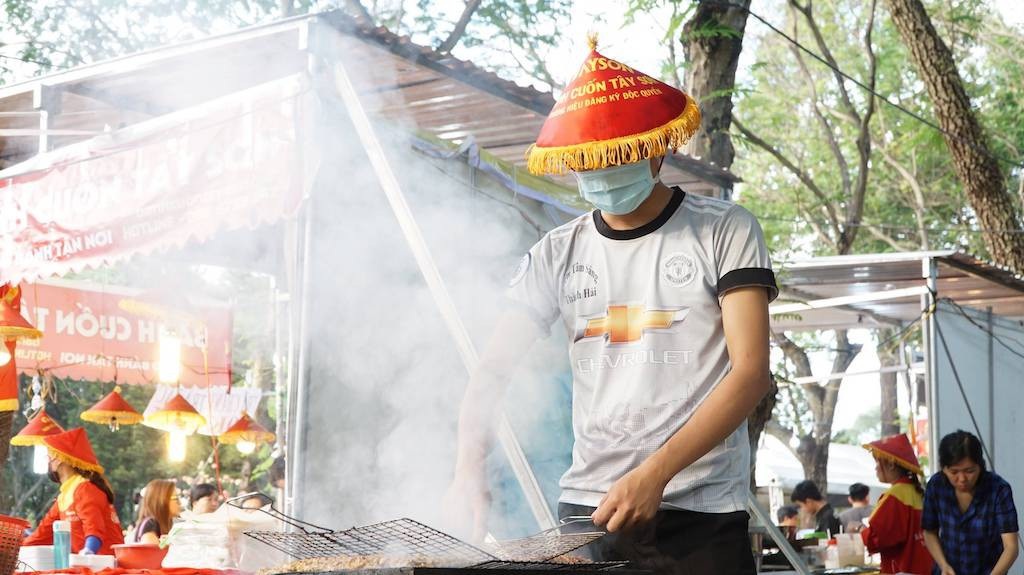 Sinh viên làm bảo vệ, nhân viên phục vụ dịp Tết kiếm thu nhập tiền triệu - 4 Ngoài làm bảo vệ, nhiều sinh viên còn phụ bán quán ăn, quán cà phê trong những ngày tết