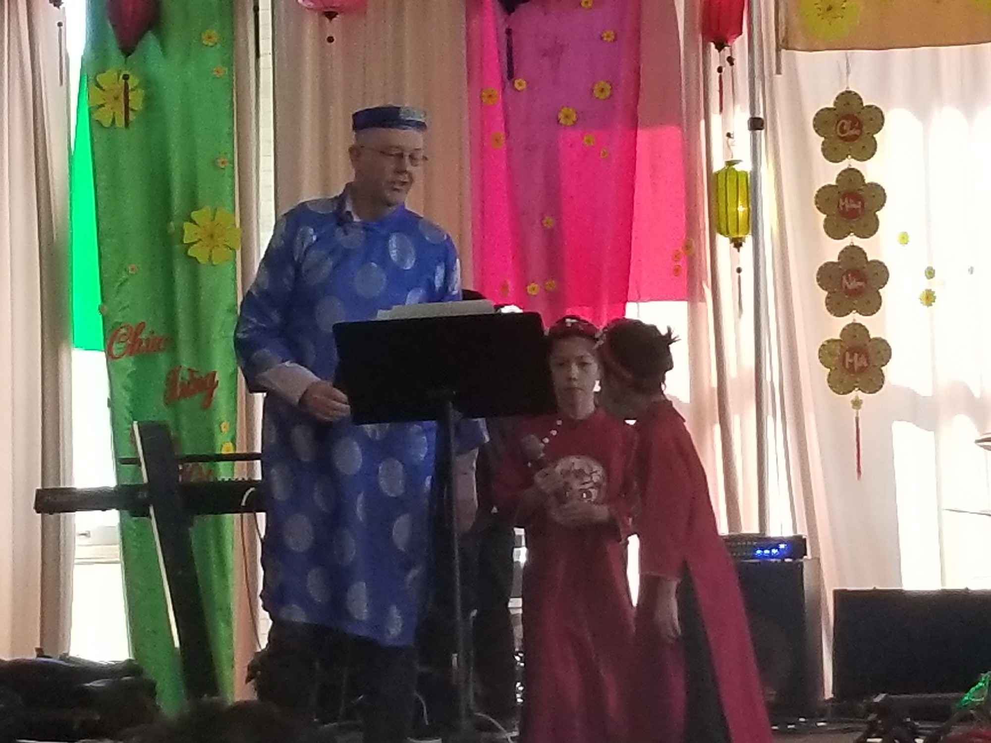 Ông bố Mỹ cùng 2 con mặc áo dài hát "Thương Ca Tiếng Việt" đón Tết - 4
Chồng chị Ai My cùng hai con gái 9 và 7 tuổi lên sân khấu cùng nhau hát bài Thương ca Tiếng Việt.