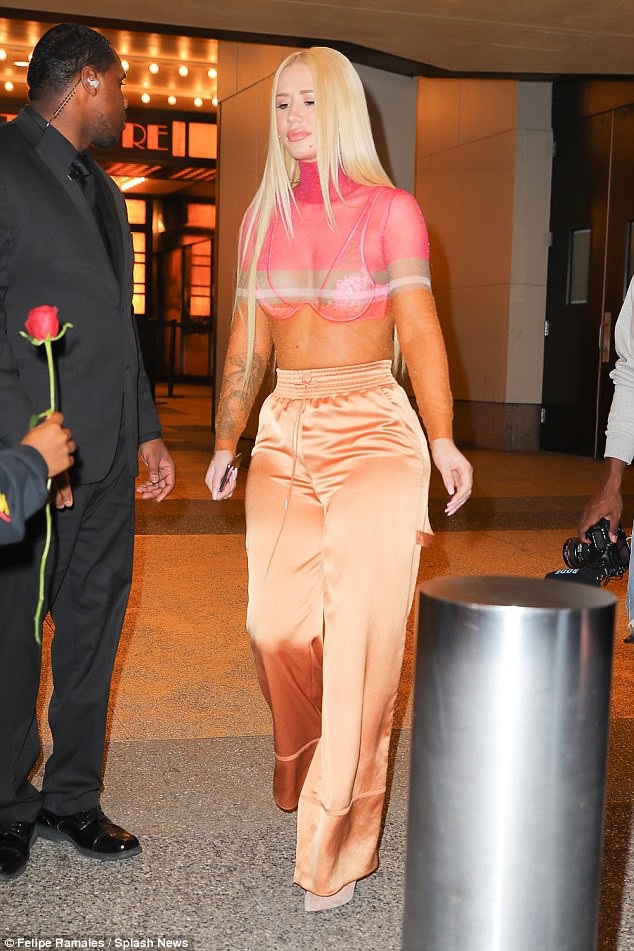 
Iggy Azalea quyến rũ khi diện áo xuyên thấu và quần lụa
