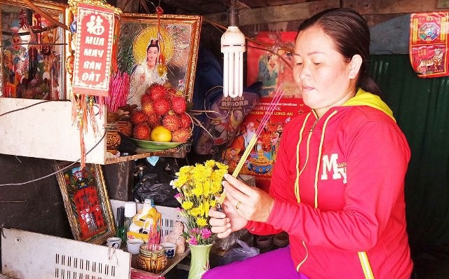 Chạnh lòng thương hồ bôn ba ngày Tết - 5 Dù lênh đênh trên sông nước nhưng những thương hồ vẫn chu toàn việc thờ cúng tổ tiên ngày Tết ngay trên ghe.